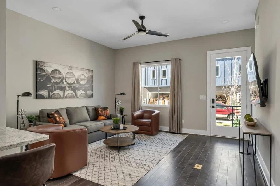 Communal lounge/ TV room, Facade/entrance, TV and multimedia, Living room, Seating area