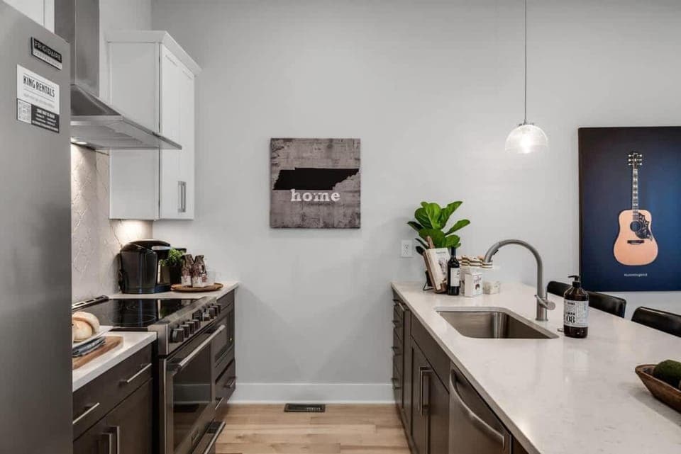 Coffee/tea facilities, Kitchen or kitchenette, dishwasher, oven, stove