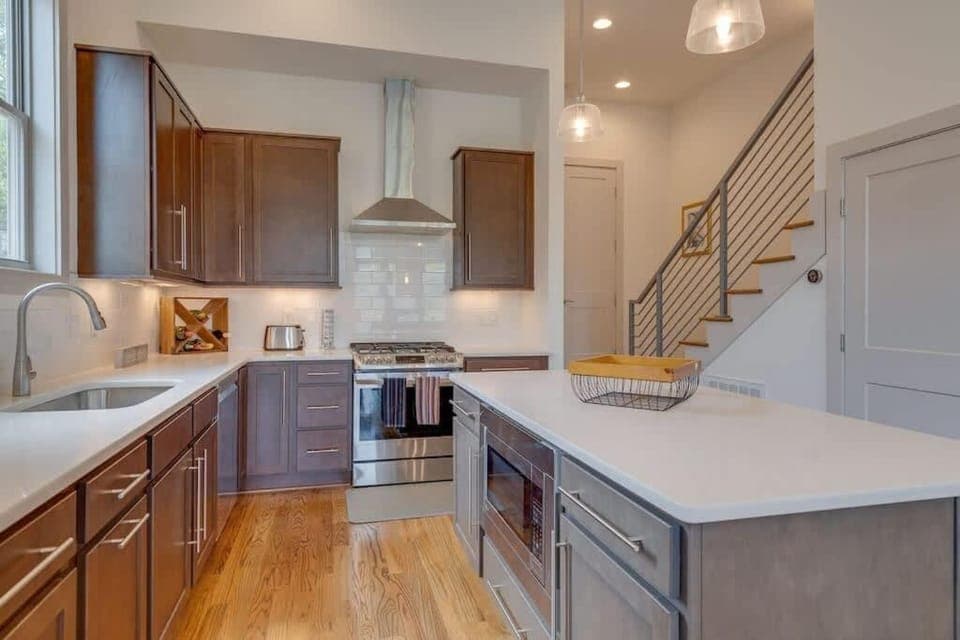 Kitchen or kitchenette, microwave, oven, stove