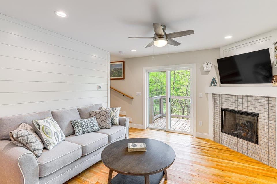 Farm On-Site: Mtn-View Cottage in Hendersonville! House in Flat Rock