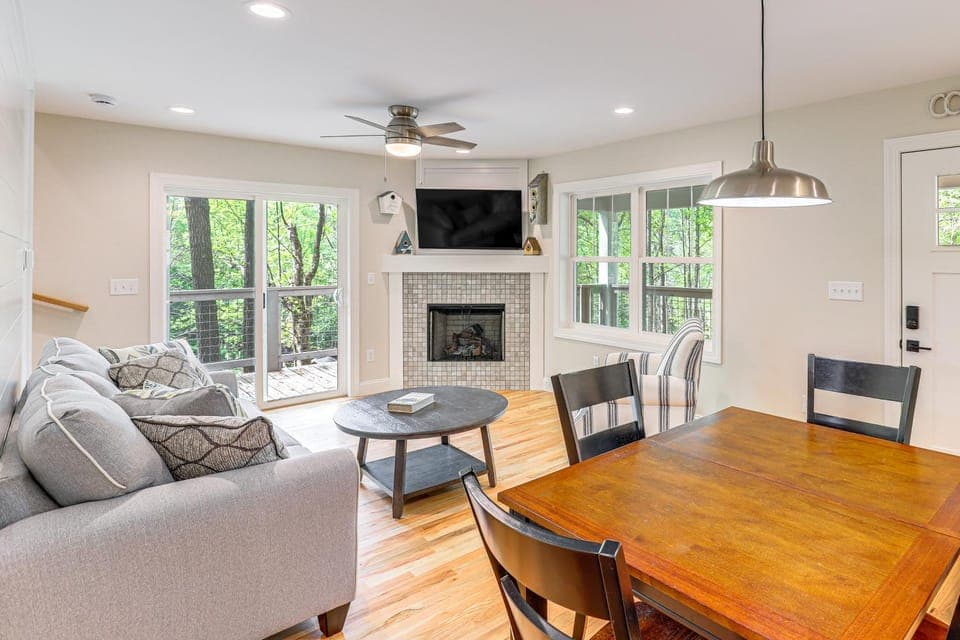Farm On-Site: Mtn-View Cottage in Hendersonville! House in Flat Rock