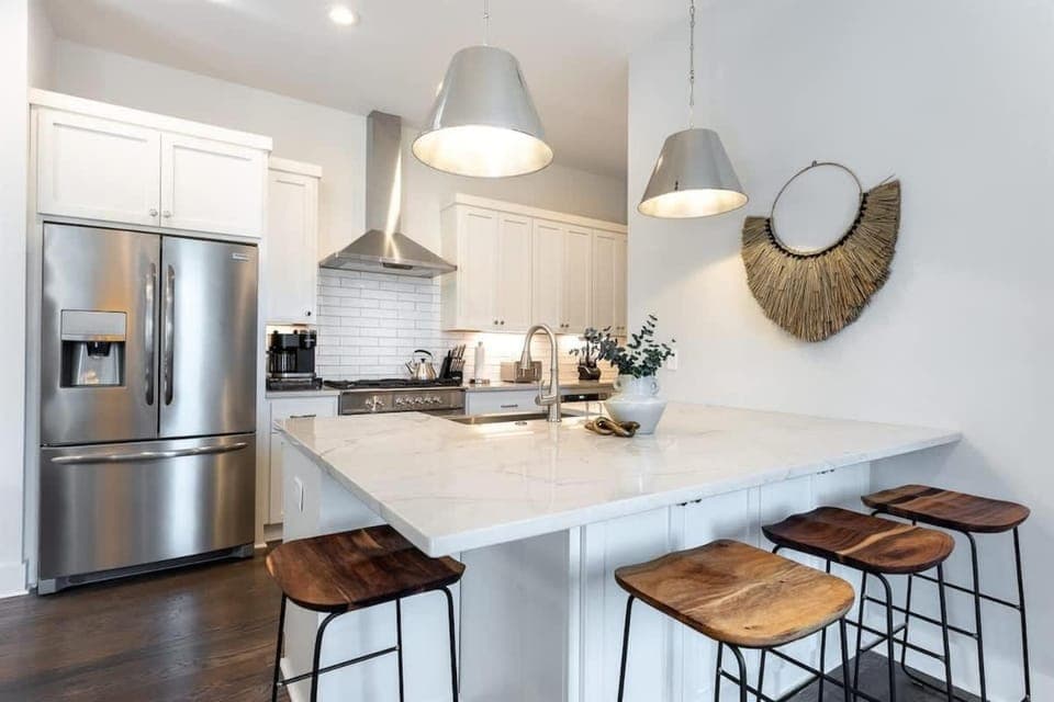 Coffee/tea facilities, Kitchen or kitchenette, Seating area, oven, stove