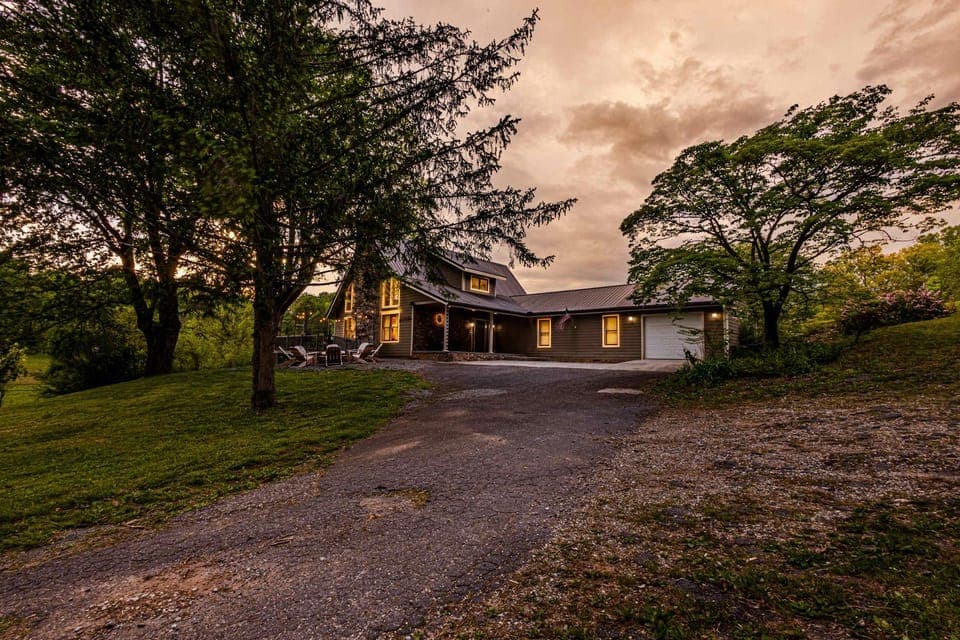 Cozy Family Getaway w Games Hot Tub & Fire Pit House in Bryson City