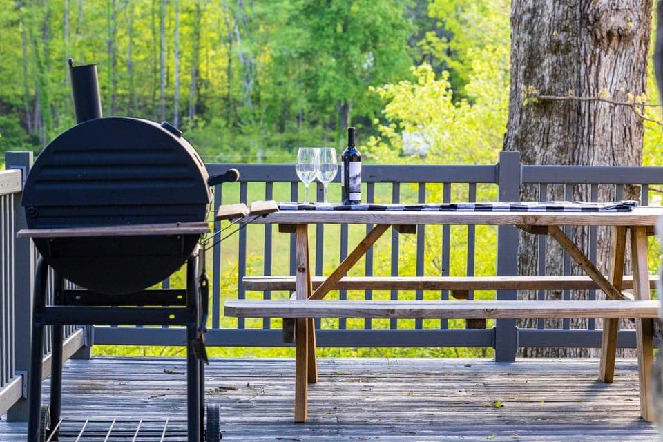 Cozy Family Getaway w Games Hot Tub & Fire Pit House in Bryson City
