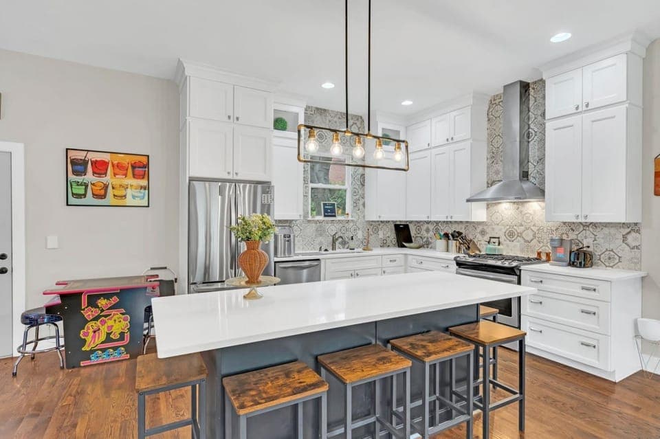 CMA FEST The BlueBelle E Nash Songwriter Stay 3 Bed 3 Bath Hot Tub Fenced Yard 30 or more Days by SkyRun Nashville House in East Nashville