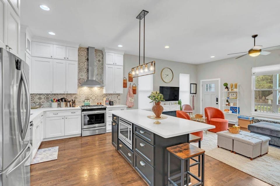 CMA FEST The BlueBelle E Nash Songwriter Stay 3 Bed 3 Bath Hot Tub Fenced Yard 30 or more Days by SkyRun Nashville House in East Nashville