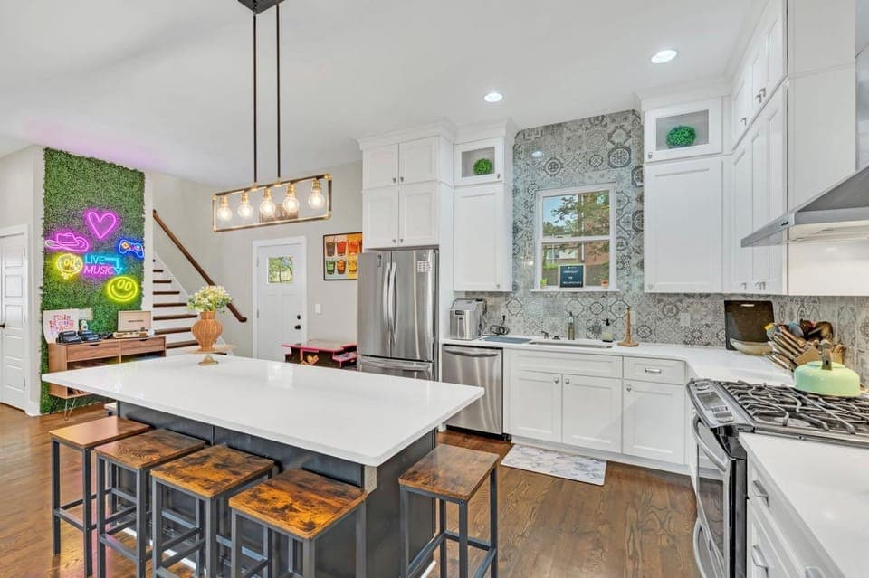 CMA FEST The BlueBelle E Nash Songwriter Stay 3 Bed 3 Bath Hot Tub Fenced Yard 30 or more Days by SkyRun Nashville House in East Nashville