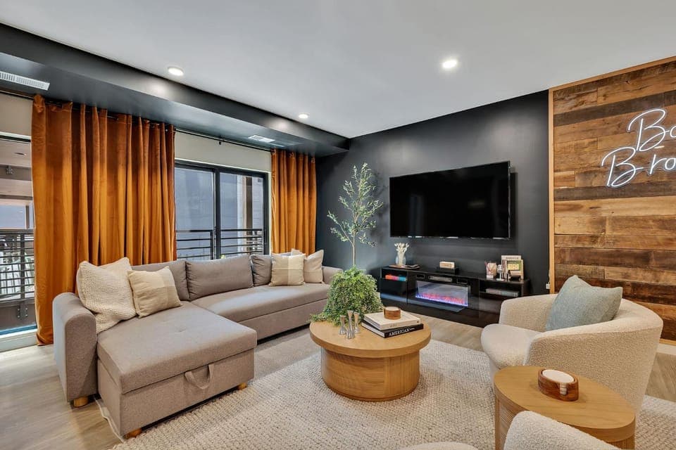 Boots on Broadway in Downtown Nashville with Parking, Pool, Gym Apartment in The Gulch