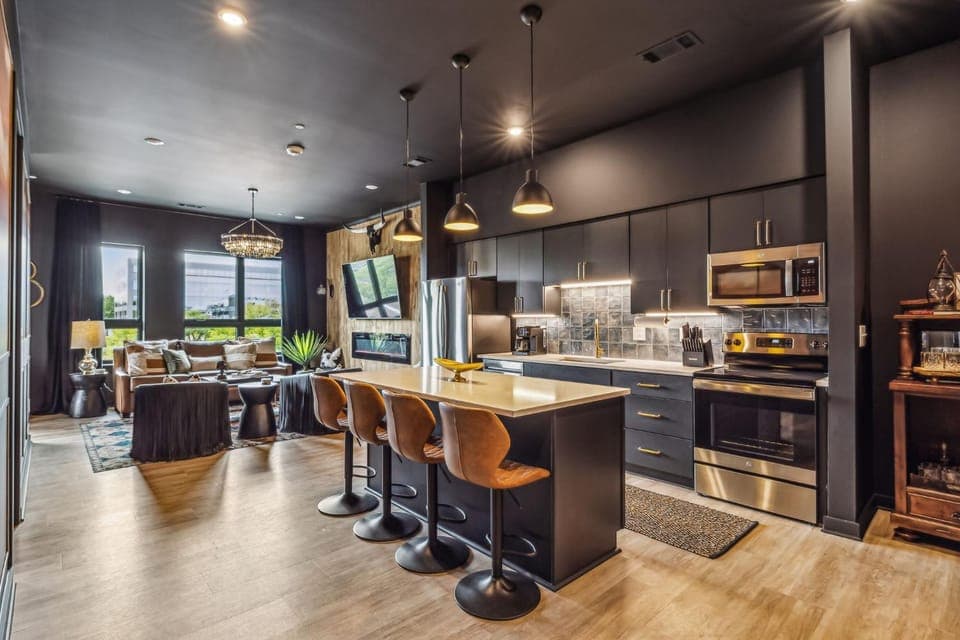 Let Er Buck on Music Row, Mins to Broadway with Pool, Gym, Balcony House in Music Row