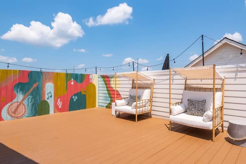 Secret Room Large Home 4BD Slp 16p 10min Broad House in East Nashville