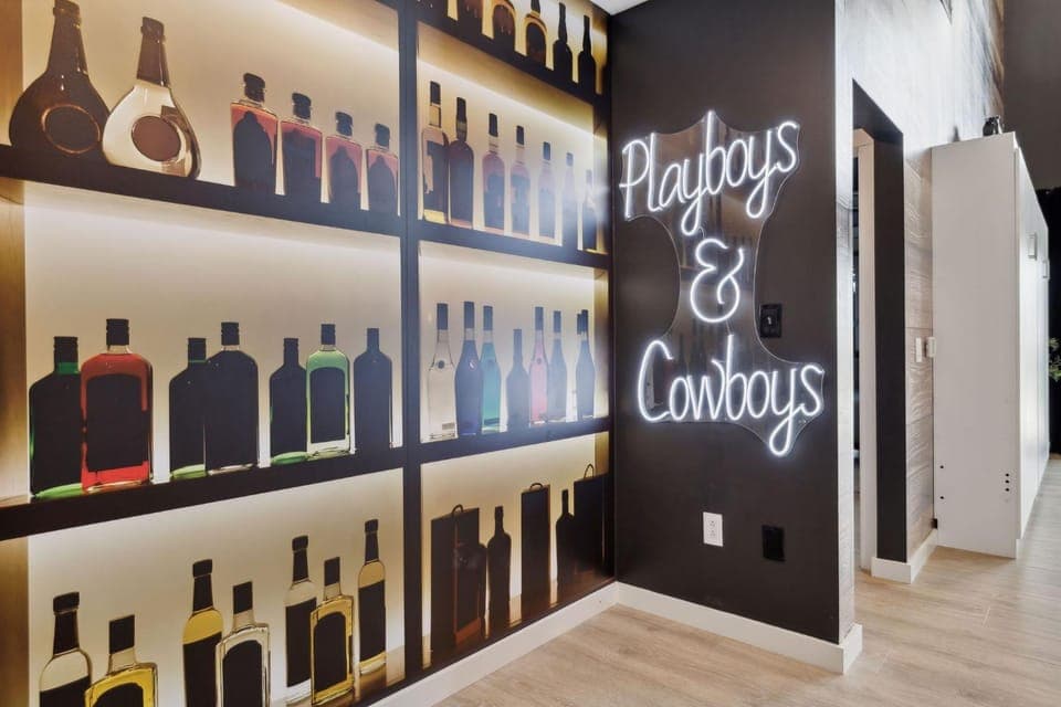 Walk to Broadway! The Man Cave/Cowboys & Playboys with Pool & Gym Apartment in The Gulch
