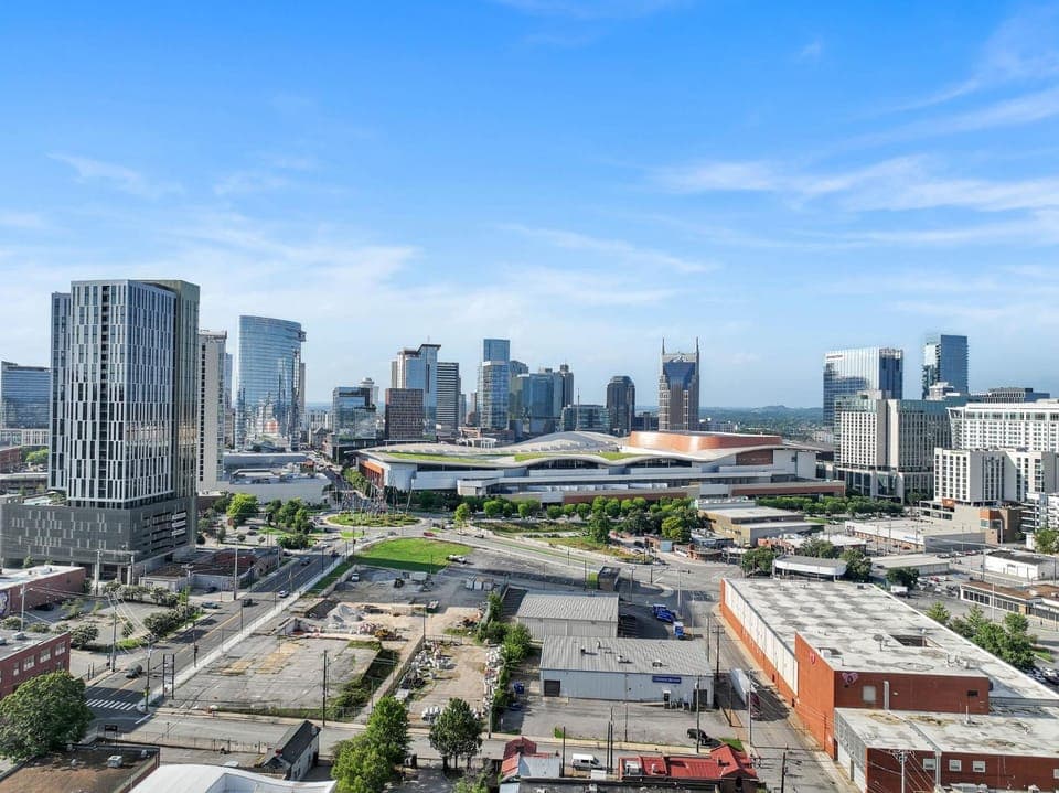 Walk to Broadway! The Man Cave/Cowboys & Playboys with Pool & Gym Apartment in The Gulch