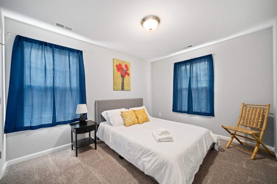 Minutes from Downtown - The Comfy Navy Nestler House in Clarksville
