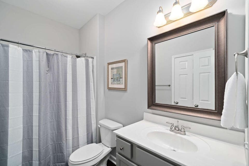 Minutes from Downtown - The Comfy Navy Nestler House in Clarksville