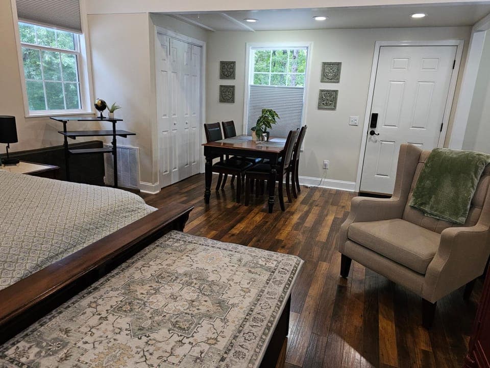 Communal lounge/ TV room, TV and multimedia, Living room, Seating area, Dining area, Bedroom, air conditioner, air conditioner