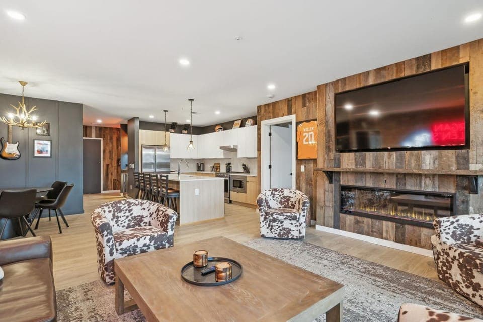 Walk to Broadway from Whiskey Glasses, Bach Party Approved with Pool and Gym Apartment in The Gulch