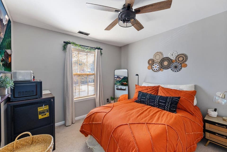 Bed, TV and multimedia, Photo of the whole room, Bedroom