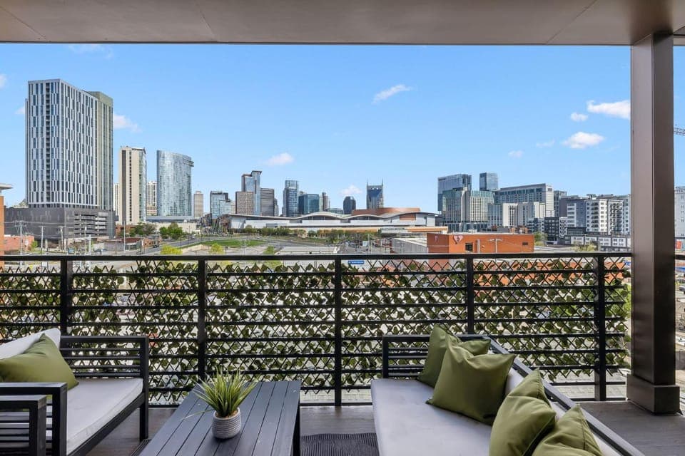 Skyline Nights Downtown Nash w/ Views, Pool, Gym Apartment in The Gulch