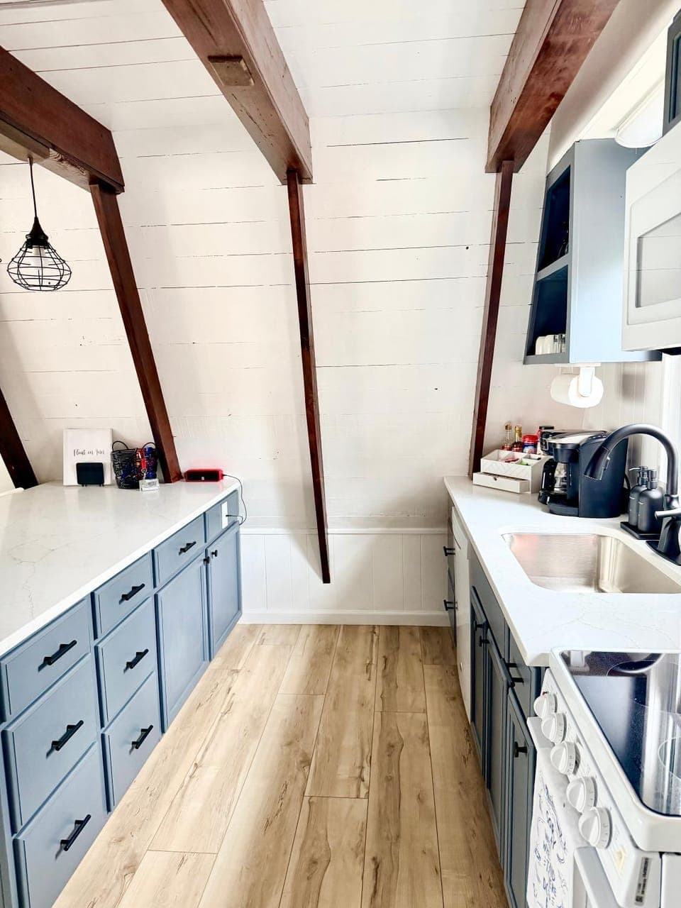 Coffee/tea facilities, Kitchen or kitchenette, stove