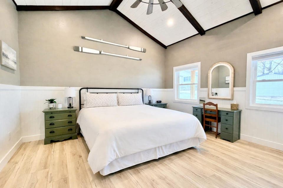 Bed, Photo of the whole room, Bedroom