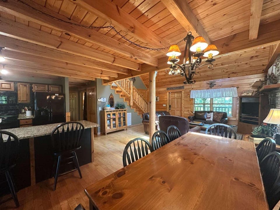 5 BDR for 20 with Hot Tub Pool Table & Lake View House in Douglas Lake