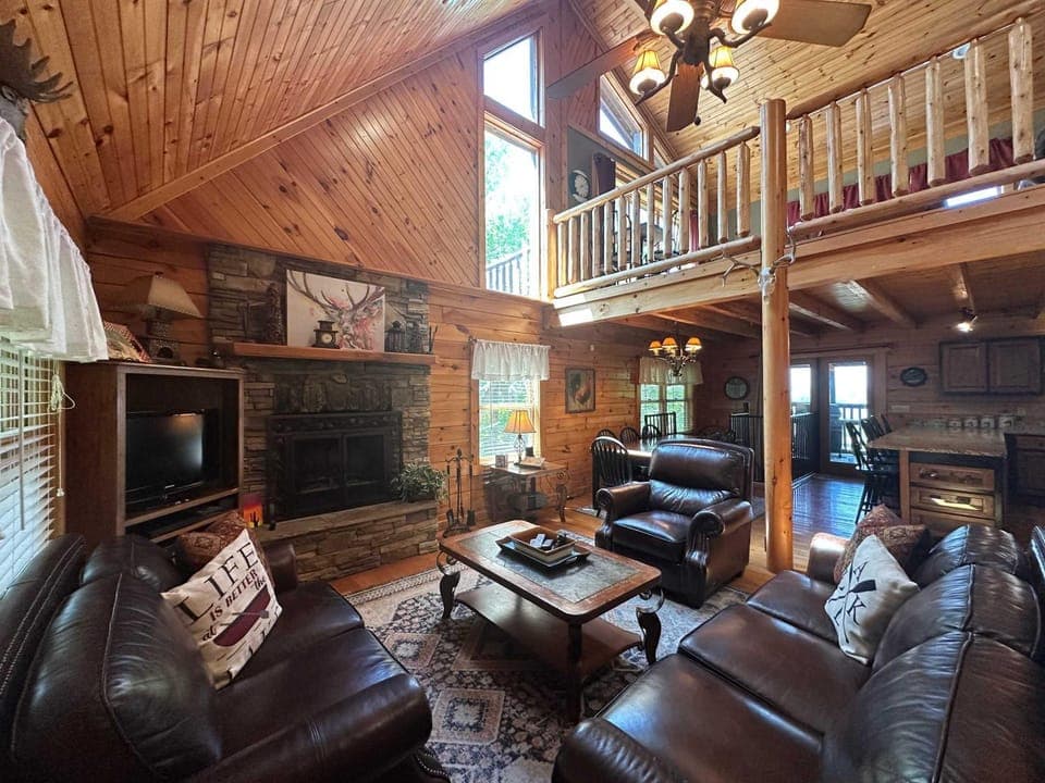 5 BDR for 20 with Hot Tub Pool Table & Lake View House in Douglas Lake