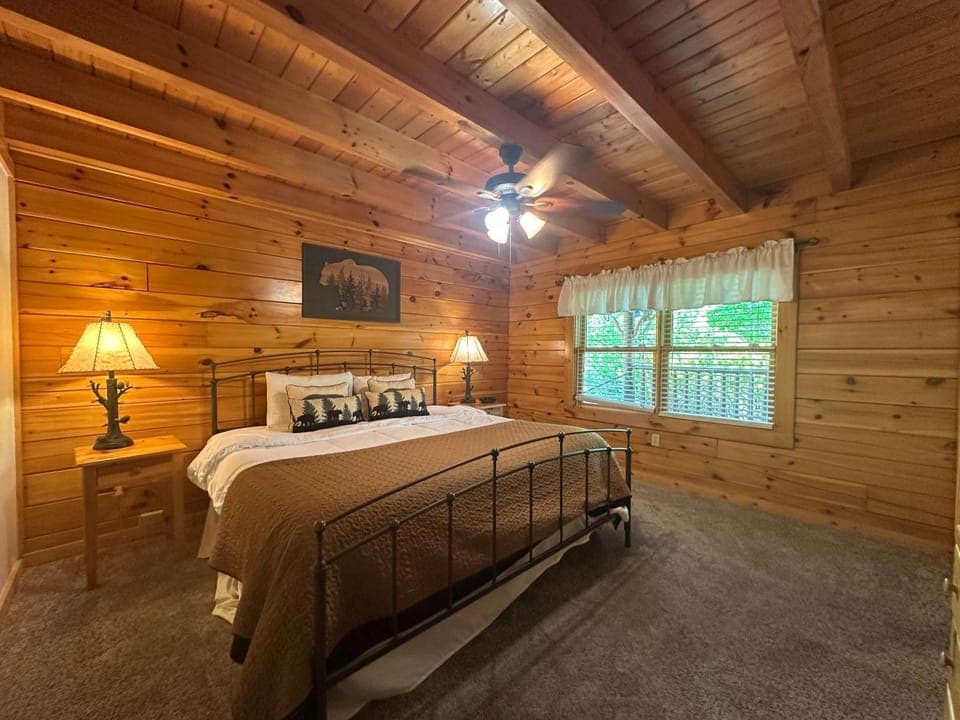 5 BDR for 20 with Hot Tub Pool Table & Lake View House in Douglas Lake