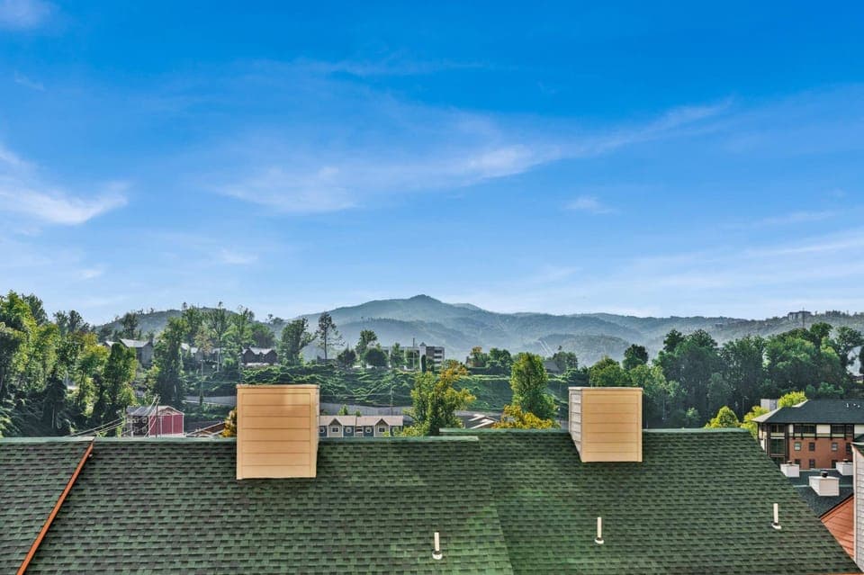 Trendy 2 BDR Condo with Pool & Hot Tub Near Downtown House in Gatlinburg