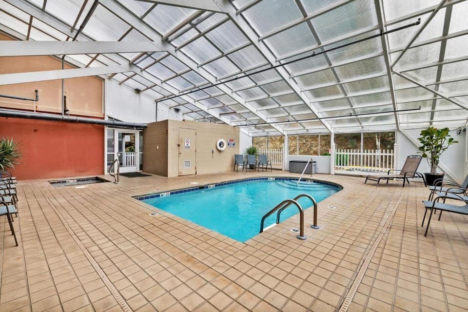 Trendy 2 BDR Condo with Pool & Hot Tub Near Downtown House in Gatlinburg