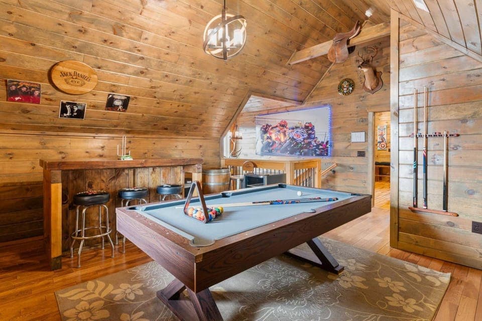 Mountain Retreat with Hot Tub & Games Sleeps 10 House in Sevierville
