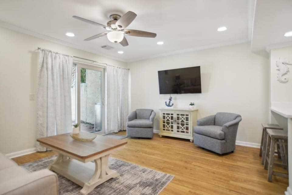 Beachy & Beautiful Renovated Villa Just Steps from the Ocean Villa in South Forest Beach