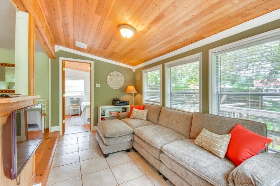 Waterfront Cabin w/ Private Dock on Lake Hartwell! Cabin in Reed Creek