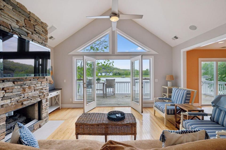 Relaxing Riverfront Family Escape w Private Dock House in Nashville