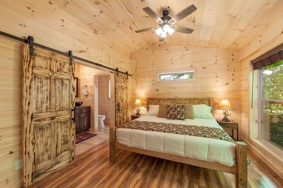 Romantic 1BR Cabin, Hot Tub, Easy Access & Wi-Fi Cabin in Douglas Lake