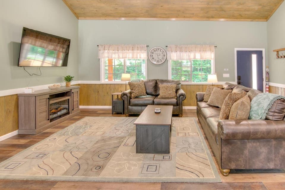 15 Mi to Pigeon River Rafting: Newly Built Cabin! Cabin in Douglas Lake