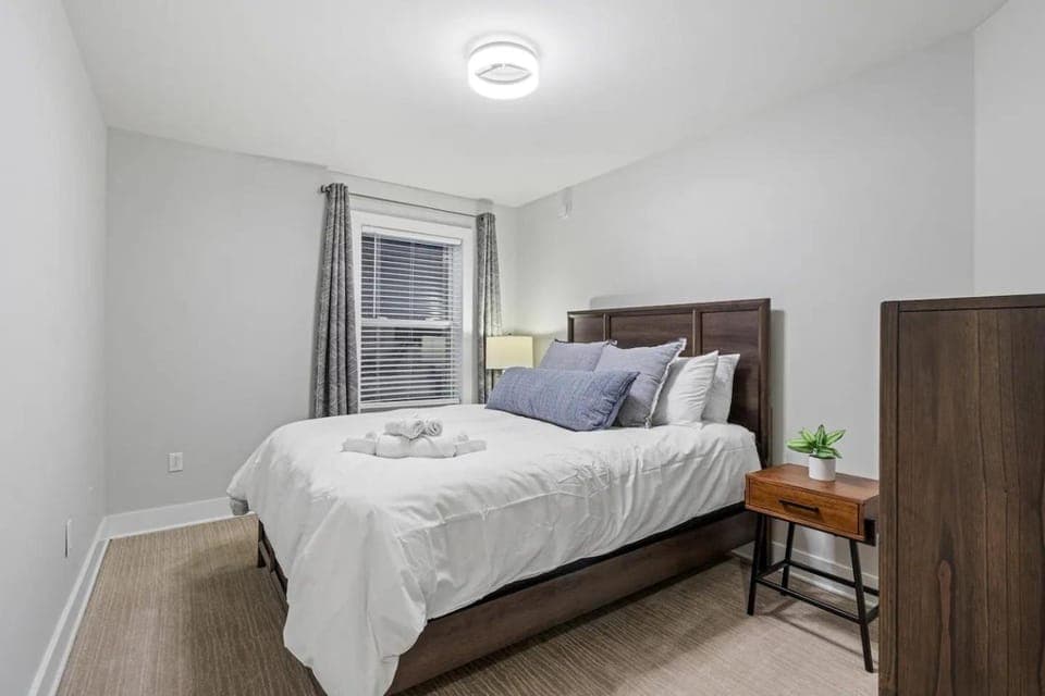 Bed, Bedroom, towels