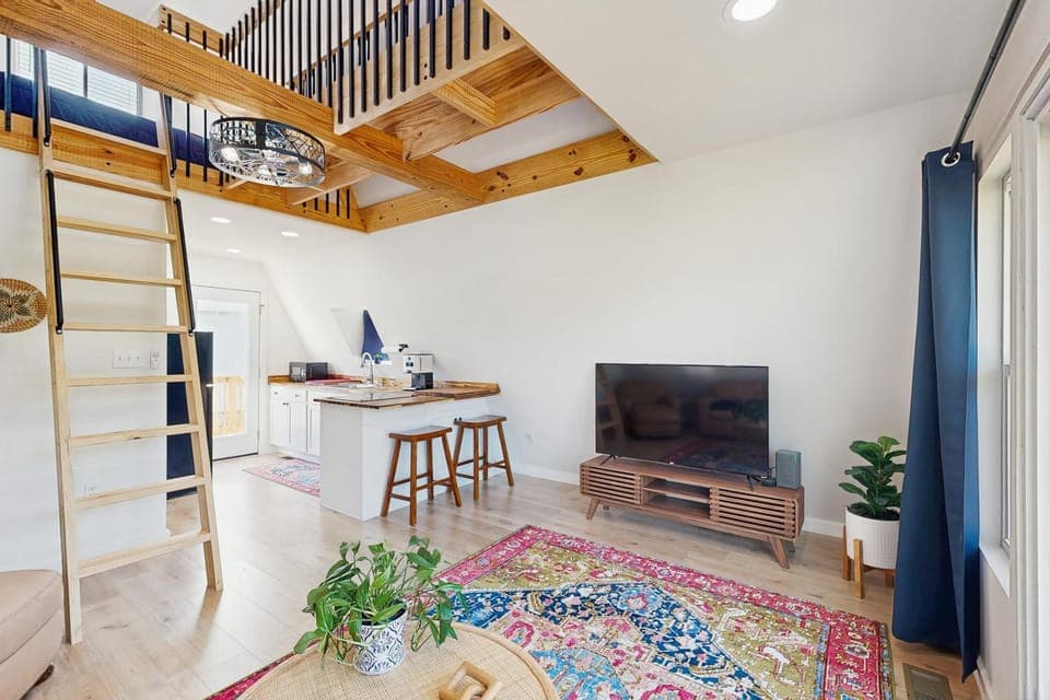 3 Mi to Lake Murray: Dog-Friendly Cabin w/ Deck Cabin in Lake Murray