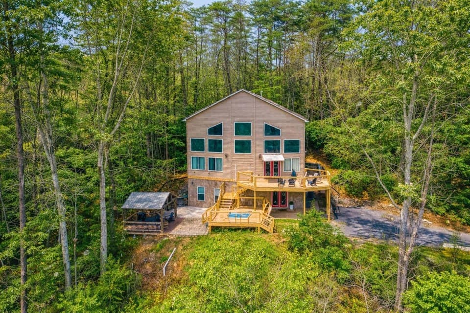 Lakeshore Retreat with Lake Lanier views & hot tub House in Tennessee