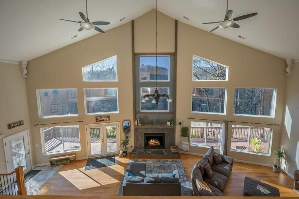 Lakeshore Retreat with Lake Lanier views & hot tub House in Tennessee