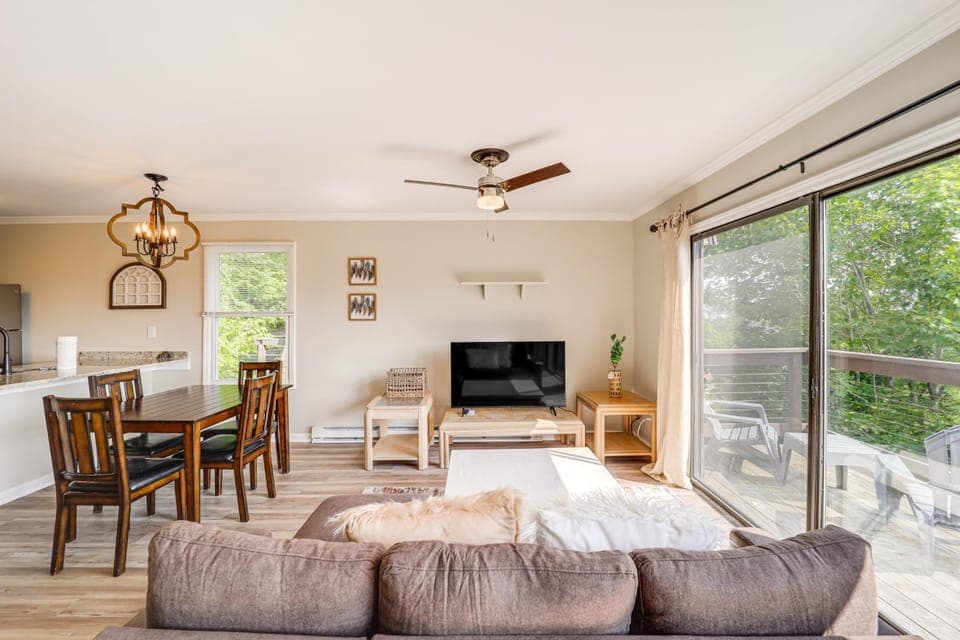 1 Mi to Beech Mtn Club: Couples Condo w/ Views Apartment in Beech Mountain