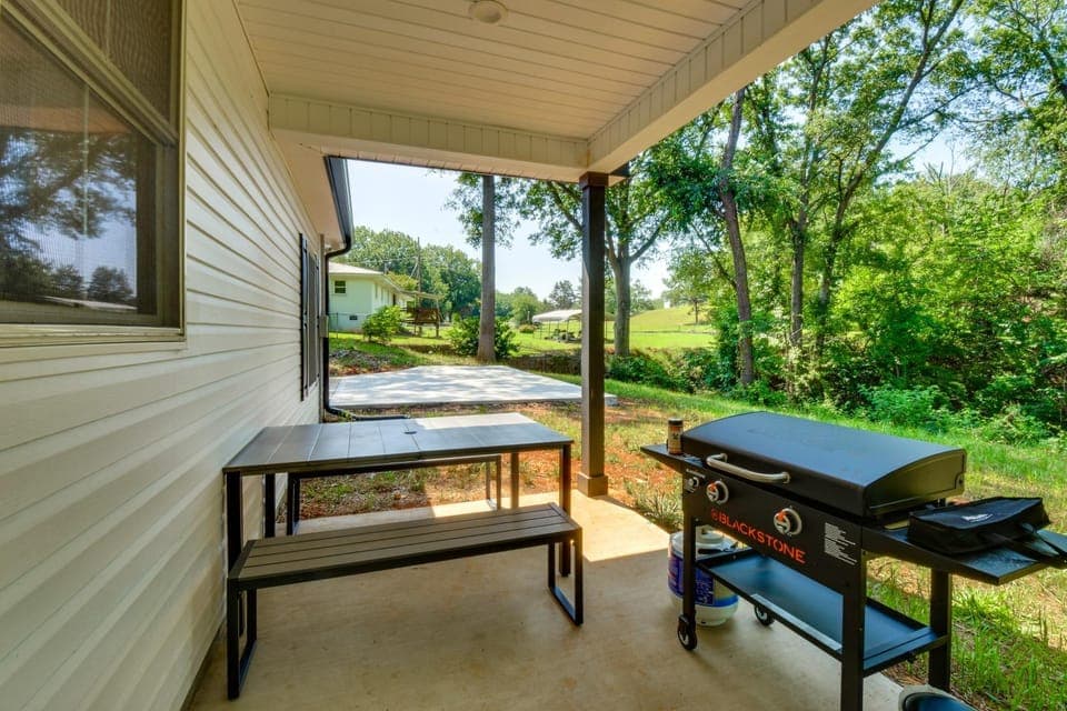 1 Mi to Lake Hartwell: Updated Retreat w/ Patio! House in Lake Hartwell