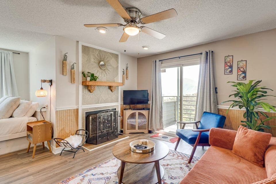 2 Mi to Ober Mountain: Cozy Retreat w/ Balcony Apartment in Gatlinburg