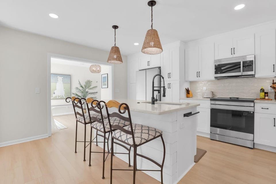 NEW! The White House, with 2 King Ensuites close to Parris Island and Downtown House in Port Royal