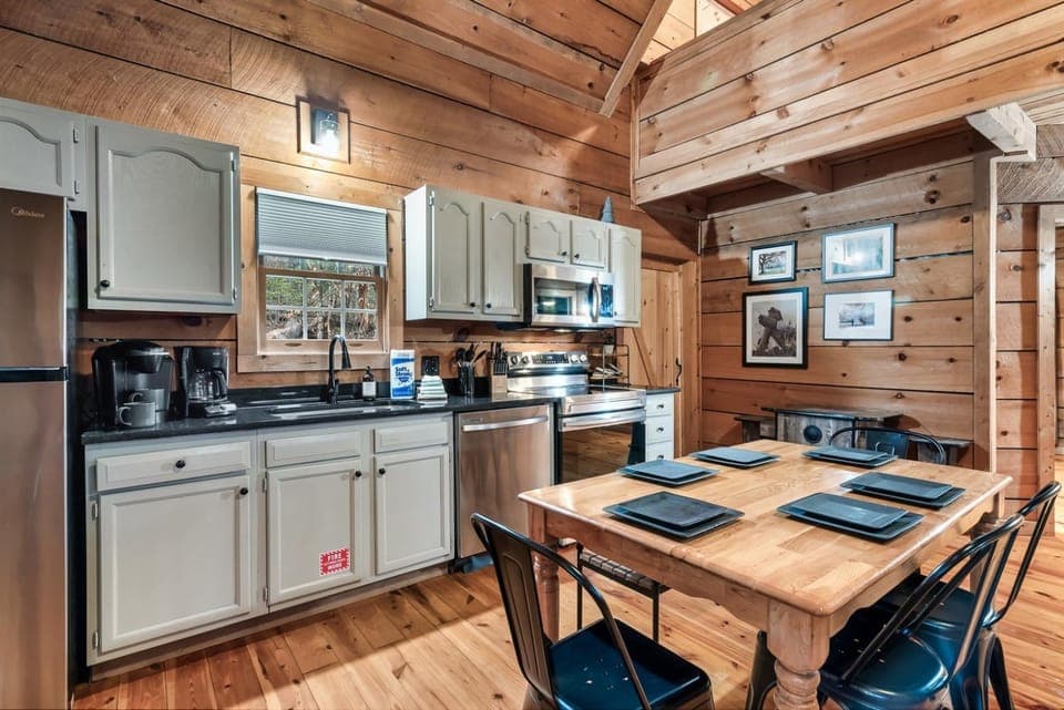 Secluded Smokies Cabin Hot Tub & Arcade Cabin in Sevier County
