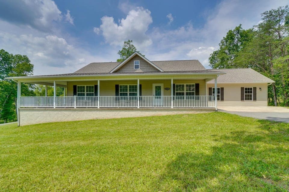 Wraparound Porch: Home Near Dtwn Crossville! House in Crossville