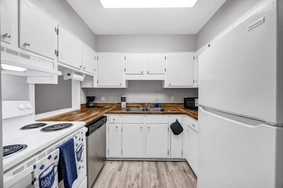 Kitchen or kitchenette, oven, stove