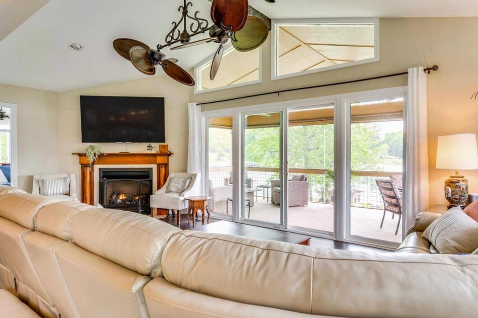 Lake Chatuge Home: Boat Dock, Hot Tub & Perks! House in Tennessee