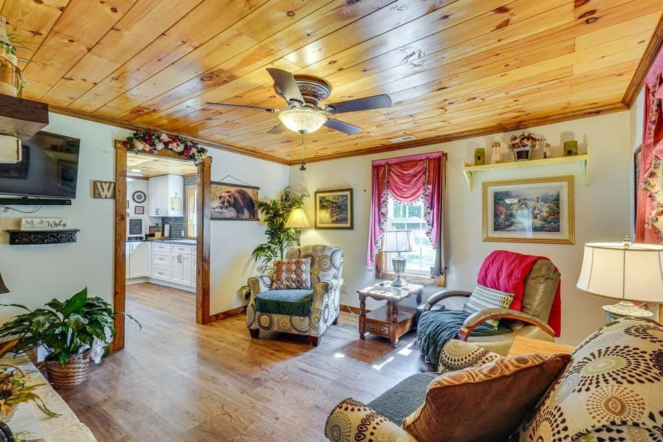 Riverfront Cabin - 6 Mi to Great Smoky Mtns NP! Cabin in Sevier County