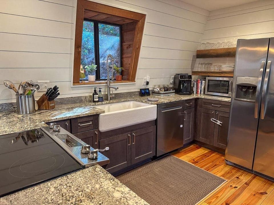 Entire cabin on Lake Sequoyah Cabin in Highlands