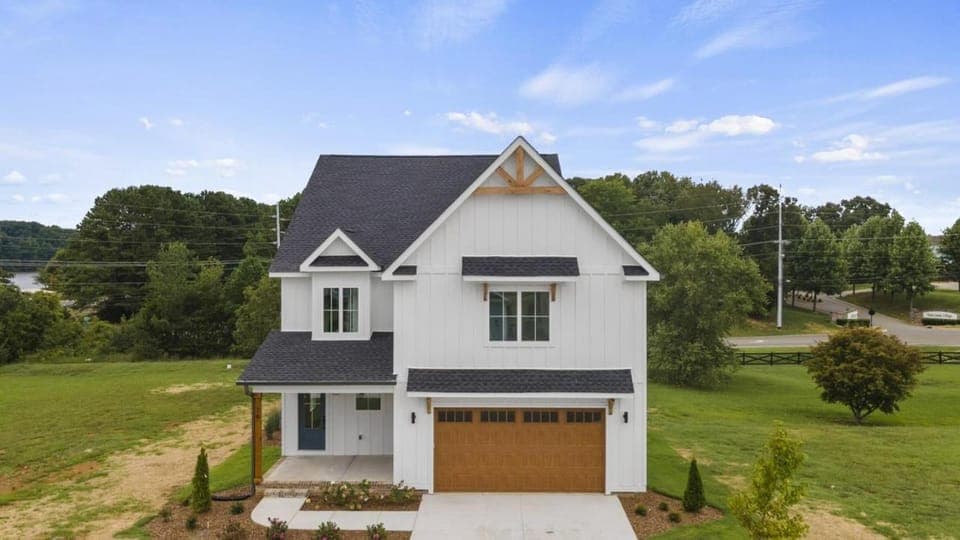 4-bedroom Lake house in Twin Creeks Winchester TN with Lakeview's, hot tub, pool Villa in Tennessee